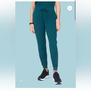 Mandala 9 pocket jogger scrub pants. Size large. Caribbean blue